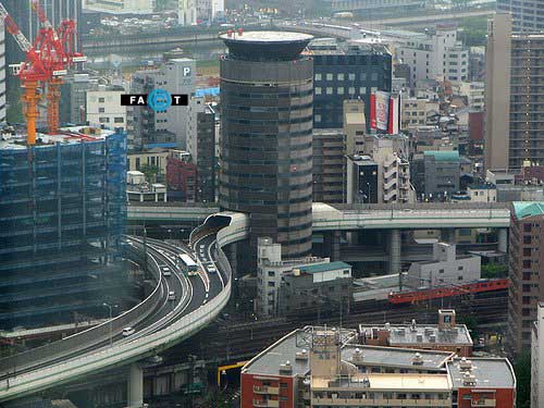 بزرگراهی در ژاپن که از درون یک آسمان‌خراش می‌گذرد