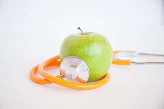 آیا خوردن یک سیب در روز شما را از دکتر بی‌نیاز می‌کند؟